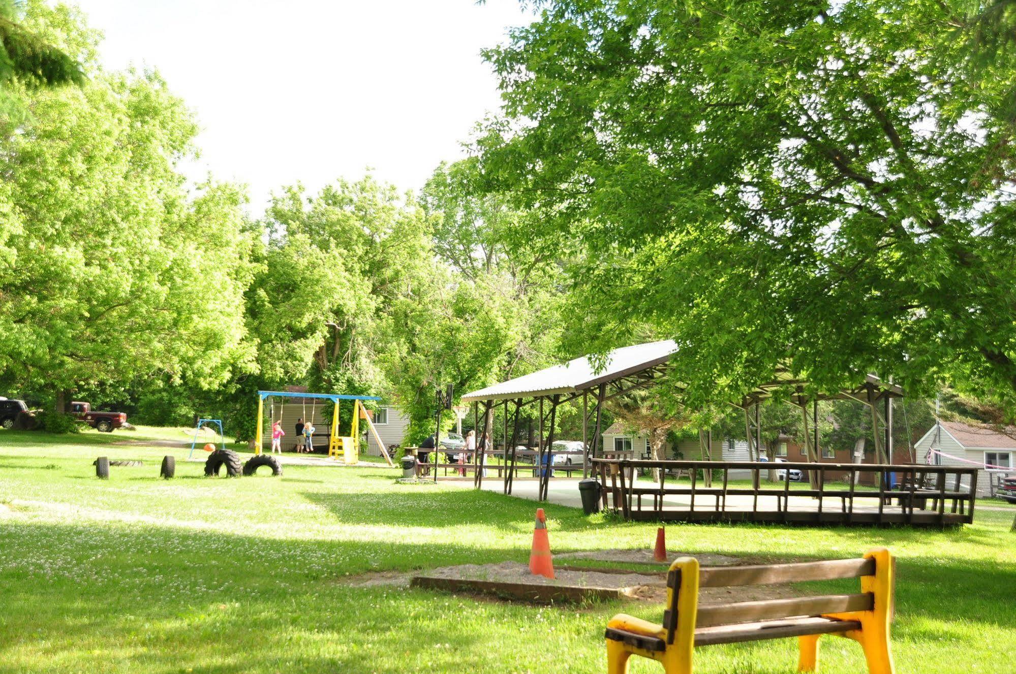 Lake Dalrymple Resort Lagoon City Exterior foto